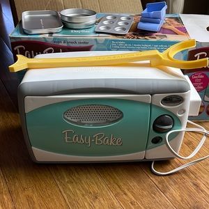 Easy bake oven with pans